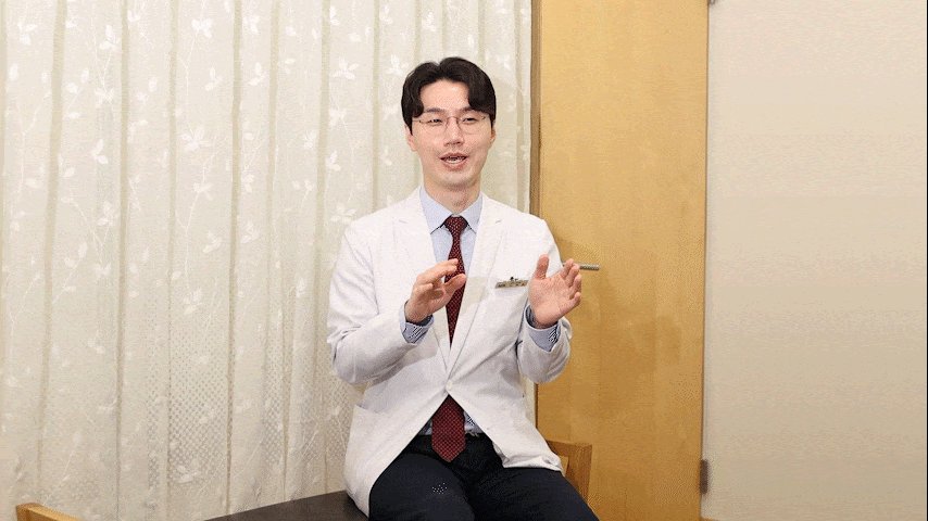 수험생 자세와 체형교정에 대해 설명하는 한의사 (영상 장면)