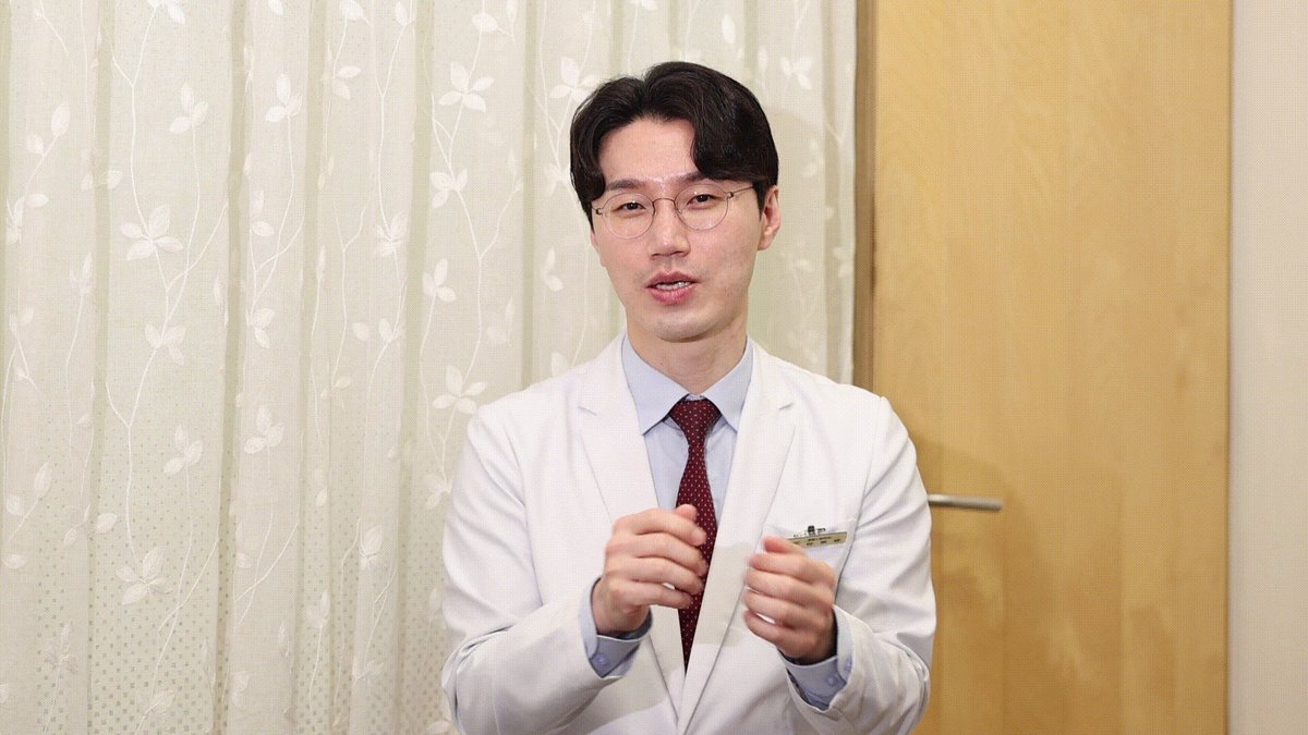 테니스엘보 치료에 대해 설명하는 한의사 (영상 장면)